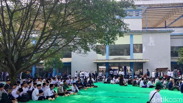 Gelar Solat Hajat, Pendukung RINDU Wudu Pakai Air Mineral