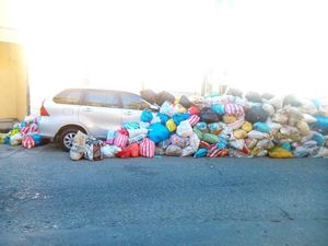 Parkir Sembarangan Mobil-mobil Ini Jadi Tempat Sampah Umum