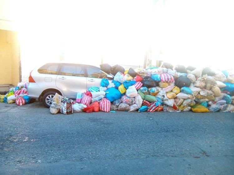 Parkir Sembarangan Mobil-mobil Ini Jadi Tempat Sampah Umum