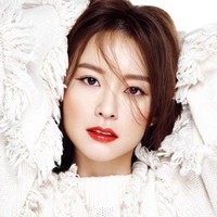 Bergaya ala pin-up girl dengan winged eyeliner dan liptint merah bata. Cantik! Foto: Istimewa