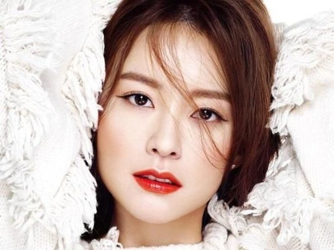 Bergaya ala pin-up girl dengan winged eyeliner dan liptint merah bata. Cantik! Foto: Istimewa