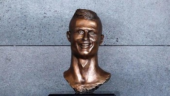 Patung Ronaldo ini juga sempat mengguncang media sosial karena sangat tidak mirip dengan sang pemain. (Foto: Internet)