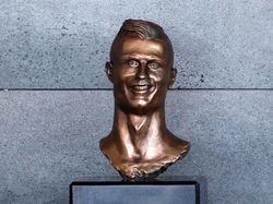 Deretan Patung Kocak yang Bikin Netizen Terpingkal