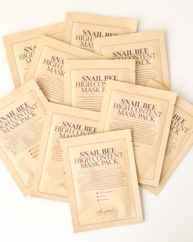 Benton Snail Bee High Content Mask PackMasker ini berisi essence dengan kandungan lendir siput dan lebah yang dapat membuat kulit bersih, lembap, dan lembut. Dengan pemakaian teratur, pori-pori pun bisa mengecil dan tekstur kulit membaik. Sejumlah ulasan mengatakan jika masker seharga Rp 200 ribuan untuk satu pack ini adalah produk andal untuk mengatasi jerawat karena hormon.