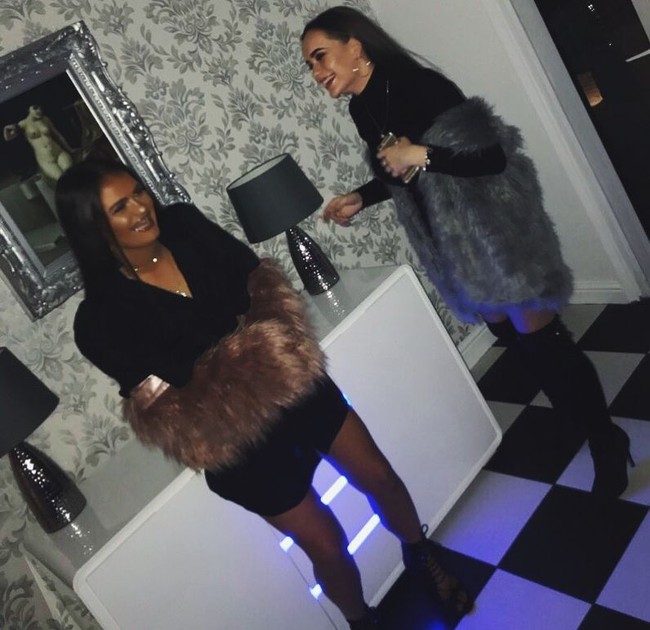 Saffron kerap kali menghabiskan waktunya untuk berpesta dan berkumpul bersama teman-temannya. Foto: Instagram