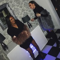 Saffron kerap kali menghabiskan waktunya untuk berpesta dan berkumpul bersama teman-temannya. Foto: Instagram