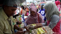 Sejumlah warga memadati lokasi sembako murah di kawasan Pesanggrahan, Jakarta, Selasa (9/1/2018). Beberapa warga tampak sangat semringah.