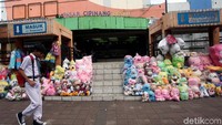 Pasar ini hanya berjarak 200 meter dari Pasar Gembrong.