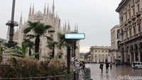 Di Piazza del Duomo, ada Katedral Milan yang amat megah. Katedral ini dihiasi oleh ribuan patung orang suci, hingga Bunda Maria (Erwin/detikTravel)