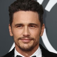 Pemenang aktor terbaik di  film komedi/musikal Golden Globes 2018, James Franco juga menyematkan pin Time’s Up di jas hitamnya. (Foto: Getty Images)