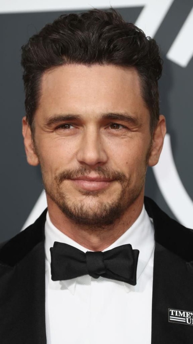 Pemenang aktor terbaik di  film komedi/musikal Golden Globes 2018, James Franco juga menyematkan pin Time’s Up di jas hitamnya. (Foto: Getty Images)