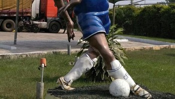 Belum lama ini patung Essien ini juga bikin netizen geger. (Foto: Internet)