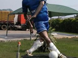 Deretan Patung Kocak yang Bikin Netizen Terpingkal