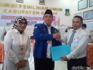 Diusung Demokrat-PKB, Agus Supriadi-Imas Daftar ke KPU Garut
