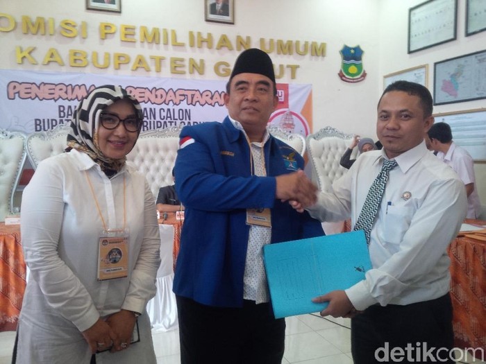 Diusung Demokrat-PKB, Agus Supriadi-Imas Daftar ke KPU Garut