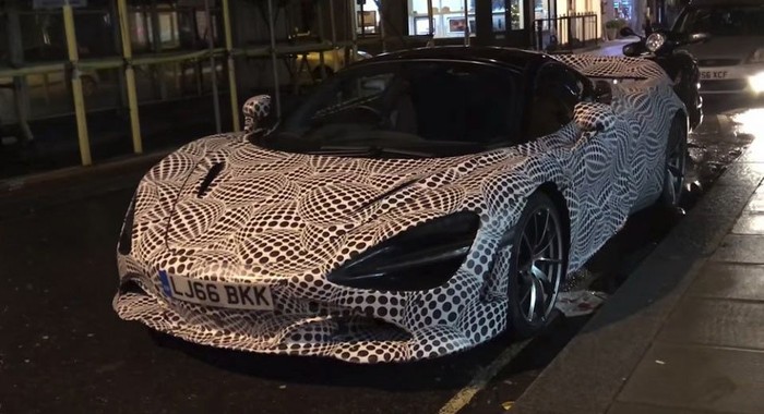 Mobil Super McLaren 3 Penumpang Sedang Parkir?