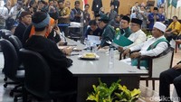 Pasangan ini tiba di kantor KPU Jabar, Jalan Garut, Kota Bandung, Selasa (9/1/2018), sekitar pukul 10.20 WIB. Ketua NasDem Jabar Saan Mutopa, Ketua PKB Jabar Syaiful Huda, Ketua Hanura Jabar Aceng Fikri dan petinggi PPP Jabar ikut mengantarkan pasangan RINDU daftar ke KPU.