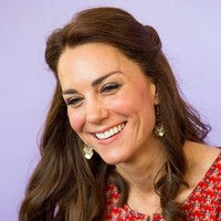 Selain busana, Kate juga suka memakai aksesori yang harganya terjangkau. Anting yang menemani gaya Kate saat mengunjungi India hanya dibanderol senilai US$ 12 atau Rp 160 ribuan. (Foto: Getty Images)