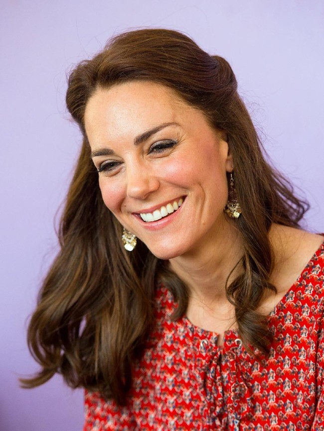 Selain busana, Kate juga suka memakai aksesori yang harganya terjangkau. Anting yang menemani gaya Kate saat mengunjungi India hanya dibanderol senilai US$ 12 atau Rp 160 ribuan. (Foto: Getty Images)