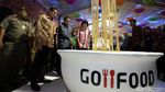 Hadiri Go Food Festival, Sandiaga Cicipi Makanan hingga Dipijat