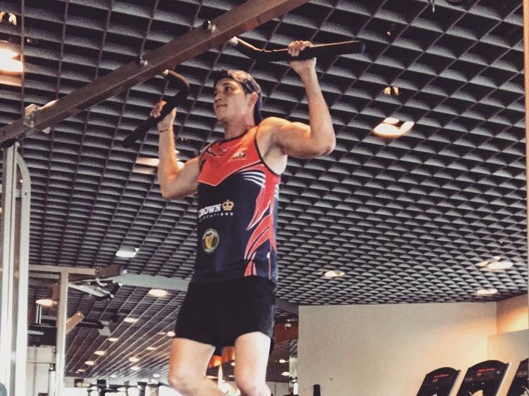 Foto: Kekarnya Mike Lewis yang Rajin Olahraga Meski Usia Mendekati Kepala Empat