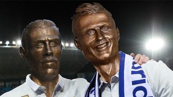 Otomatis jagoan photoshop langsung memasang foto keduanya dengan kepala patung tersebut. (Foto: Internet)