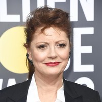 Mungkin Anda tak akan menyangka Susan Sarandon berusia 71 tahun. Tampil maskulin dengan tuksedo membuat aktris pemenang Oscar ini terlihat lebih muda. (Foto: Getty Images)