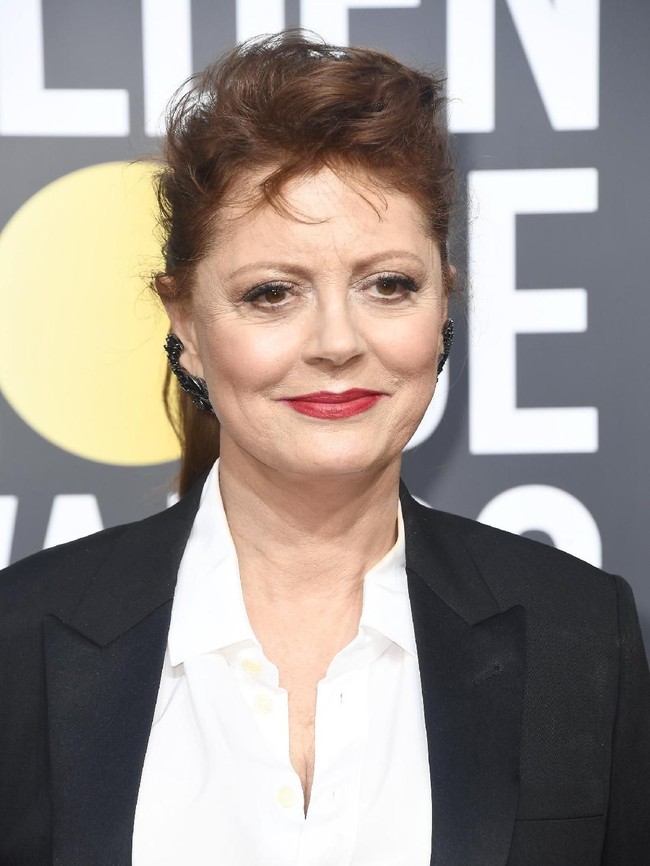 Mungkin Anda tak akan menyangka Susan Sarandon berusia 71 tahun. Tampil maskulin dengan tuksedo membuat aktris pemenang Oscar ini terlihat lebih muda. (Foto: Getty Images)