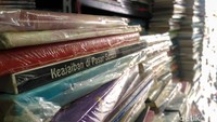 Biasanya mereka menjual buku-buku yang sudah langka dan peminatnya pun cukup banyak.