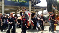 Aksi yang diikuti paguyuban kepala desa se-Kabupaten Ponorogo ini digelar di Paseban, Alun-Alun Ponorogo, Selasa (9/1/2018).