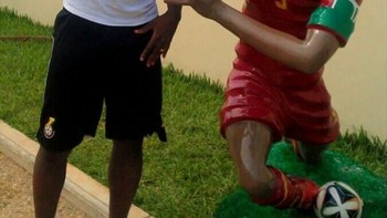 Belum puas, pembuat patung Essien pun kembali membuat patung, kali ini untuk Asamoah Gyan. (Foto: Internet)
