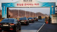 Mobil-mobil delegasi Korea Selatan dan Korea Utara tiba di lokasi. 