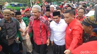Pilgub Jateng - Ganjar Pranowo dan Taj Yasin mendaftar sebagai cagub dan cawagub di Pilgub Jateng ke KPUD Jateng (Foto: Angling Adhitya Purbaya/detikcom)