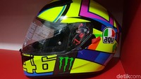 Untuk membuat helm makin ganteng maksimal, saat ini banyak yang memodifikasi helm, terutama helm full face ala pebalap MotoGP. Mereka pencinta helm biasanya memodifikasi helm dengan menambah spoiler sertai mengganti kaca atau visor cembung menjadi visor rata atau flat visor. Foto: Rangga Rahardiansyah
