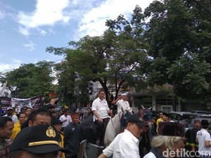 Dua DM Tunggangi Kuda ke Kantor KPU