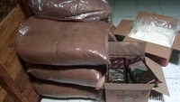 Alat-alat produksi pembuatan cokelat dan bahan baku cokelat tersusun rapi di sebuah ruangan.
