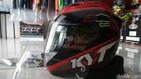 Untuk membuat helm makin ganteng maksimal, saat ini banyak yang memodifikasi helm, terutama helm full face ala pebalap MotoGP. Mereka pencinta helm biasanya memodifikasi helm dengan menambah spoiler sertai mengganti kaca atau visor cembung menjadi visor rata atau flat visor. Foto: Dok. Fhabian Motoshop.