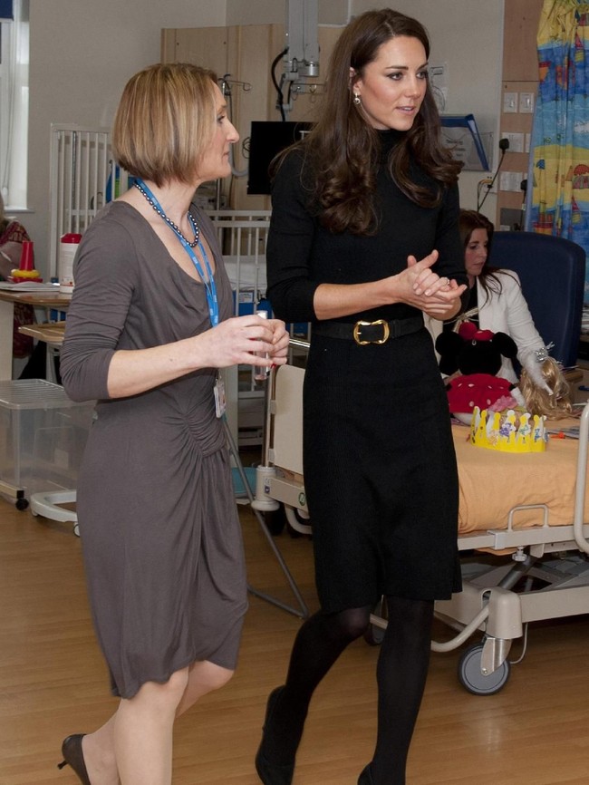 Saat mengunjungi sebuah rumah sakit, perempuan bergelar Duchess of Cambridge ini berbalut sweater dress hitam simpel dari label Oasis. Kesan elegan ditambahkan lewat perpaduan belt kulit beraksen emas. Untuk memeroleh dress itu, Kate merogoh kocek US$ 45 atau sekitar Rp 600 ribu. (Foto: Getty Images)