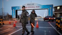 Pasukan militer Korea Selatan berjaga-jaga di sekitar lokasi pertemuan. 