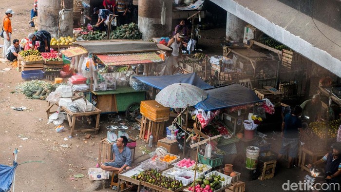 Pasar Klender, benar-benar semerawut. Para pedagang menggelar lapaknya di bahu jalan.