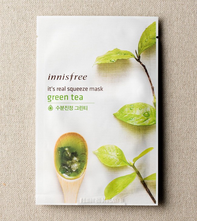 Innisfree Its Real Squeeze Mask - Green TeaSalah satu varian masker tisu Innisfree yang cocok untuk kulit berjerawat adalah teh hijau. Item tersebut baik dipakai saat jerawat sedang meradang karena dapat menenangkan kulit. Satu pack masker berisi 10 buah umumnya dijual Rp 150 ribuan.