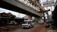 Tak kunjung rampung, beberapa warga yang berada di sekitar lokasi proyek mulai resah.