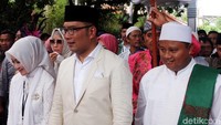 Sekitar pukul 10.20 WIB pasangan RINDU tiba di kantor KPU Jabar. Ridwan Kamil dan Uu terlihat datang didampingi juga oleh istri-istri tercintanya. Ridwan Kamil dan Uu terlihat terus menebar senyum. Mochamad Solehudin/detikcom.