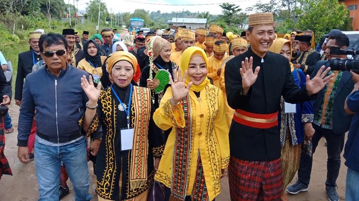 Pakai Baju Adat, Calon Independen Ini Daftar Pilwalkot Tarakan