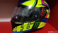 Untuk membuat helm makin ganteng maksimal, saat ini banyak yang memodifikasi helm, terutama helm full face ala pebalap MotoGP. Mereka pencinta helm biasanya memodifikasi helm dengan menambah spoiler sertai mengganti kaca atau visor cembung menjadi visor rata atau flat visor. Foto: Rangga Rahardiansyah