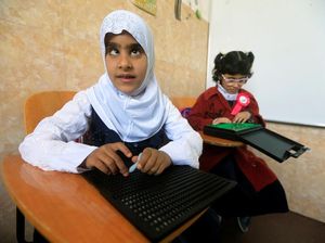 Melihat Semangat Anak Tunanetra di Irak Belajar Tulis dan Baca