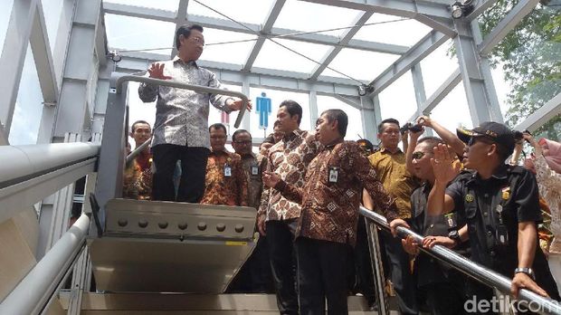 Gubernur DIY mencoba wheelchair