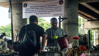 Namun, masih banyak pedagang yang berjualanan di pinggiran jalan hingga berada di bawah jembatan layang.
