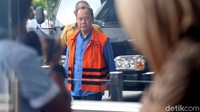Saat tiba eks Ketua Badan Penyehatan Perbankan Nasional itu tampak mengenakan rompi orange.