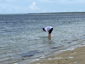 Susuri Pantai Nemberala Rote, Jokowi Cuci Muka Pakai Air Laut